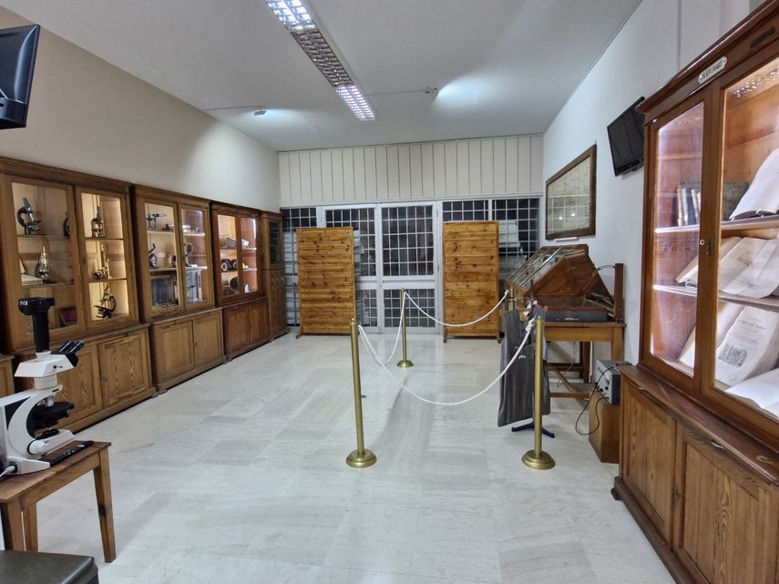 Ιστορική γωνιά στην τρίτη αίθουσα του Μουσείου με μικροσκόπια και βιβλία ορυκτολογίας του 18ου-19ου αιώνα, με δείγματα της σήραγγας Simplon στις Άλπεις, και προθήκη ουρανιούχων ορυκτών