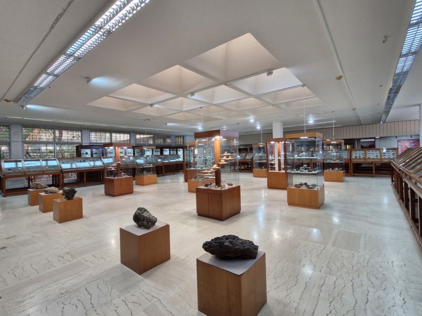 Πανοραμική άποψη της τρίτης αίθουσας του Μουσείου με ορυκτά εξωτερικού, Ελλάδας και συστηματική συλλογή