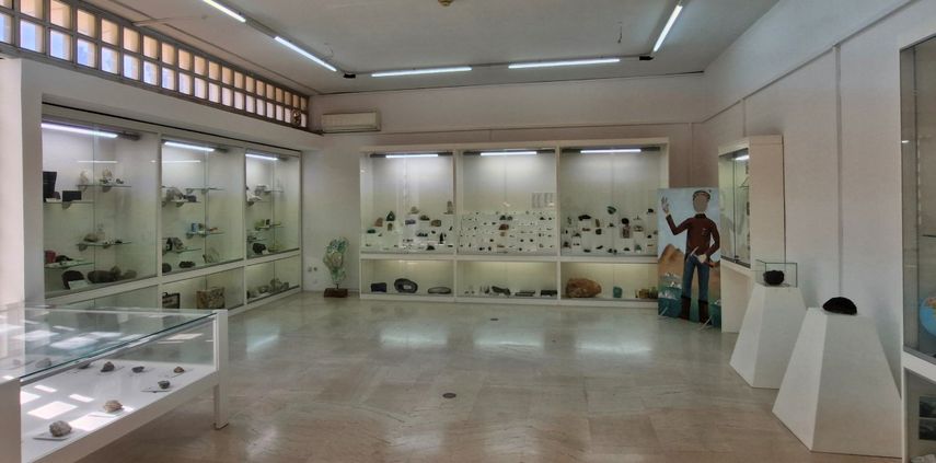 Βιομηχανικά ορυκτά, πολύτιμοι λίθοι από την Ελλάδα, μετεωρίτες, και ορυκτά κρίσιμων μετάλλων από την δεύτερη αίθουσα του μουσείου που περιλαμβάνει εκπαιδευτικές - διδακτικές συλλογές